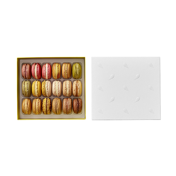 Signature box of 18 macarons